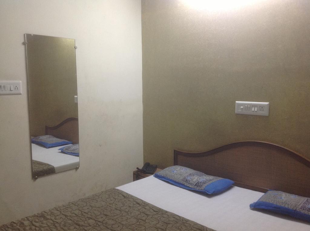Hotel Kamal Kunj Jaipur Bagian luar foto